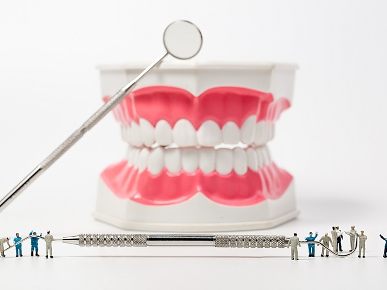 Wie Dentalplus zu einem strahlenden Lächeln verhilft – trotz defekter Zähne